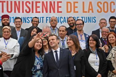 Emmanuel Macron rencontre des membres de la communauté française en Tunisie. 