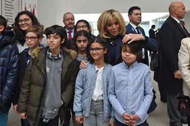 Brigitte Macron visite le musée du Bardo, en compagnie d&#039;enfants.