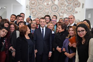 Emmanuel Macron pose avec des Tunisiens lors d&#039;une cérémonie en hommage aux victimes de l&#039;attentat du musée du Bardo.  