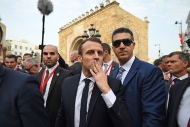 Emmanuel Macron déambulant dans la médina.