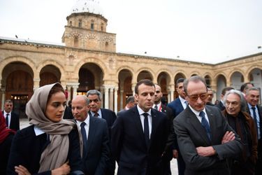 Emmanuel Macron en compagnie de Leïla Slimani et l&#039;ex-maire de Paris Bertrand Delanoë à la mosquée Zitouna, principale mosquée de la médina de Tunis.