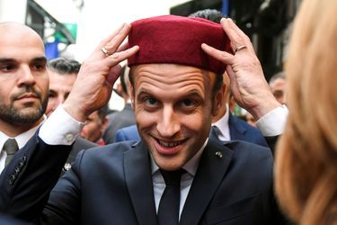 Dans la médina, Emmanuel Macron essaye une chéchia.