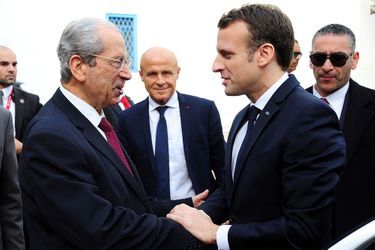 Emmanuel Macron salue le président du Parlement, Mohamed Ennaceur.