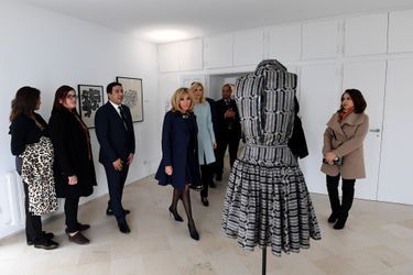 Brigitte Macron visite, en compagnie d&#039;Hela Chahed l&#039;épouse du Premier ministre tunisien, la villa du couturier Azzedine Alaïa, à Sidi Bou Saïd.