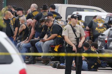 Une fusillade a éclaté en mai 2015 à Waco<br />
, au Texas. Elle opposait les membres de gangs de bikers rivaux. Neuf personnes sont mortes et au moins 18 ont été blessées. La bataille, qui a d’abord commencé dans le bar, s’est poursuivie sur le parking, où des coups de feu ont aussi été lancés en direction de la police. Au moins 100 armes ont été récupérées sur place dont des poings américains, des chaînes, des clubs de golf, et des armes à feu. 