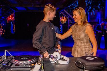 La reine Maxima des Pays-Bas avec le jeune DJ Pieter Gabriel, à Halfweg le 28 mars 2018