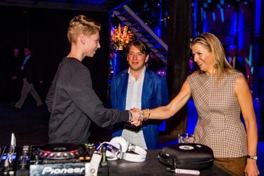 La reine Maxima des Pays-Bas avec Pepijn Maat, alias DJ Pieter Gabriel, à Halfweg le 28 mars 2018