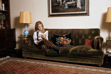 Moment de détente et de lecture pour Dalida, dans son salon à Montmartre 