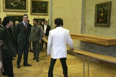 Mouammar Kadhafi admire «La Joconde» au musée du Louvre, le 13 décembre 2007.