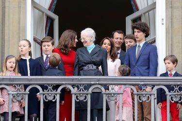 La reine Margrethe II de Danemark avec ses huit petits-enfants à Copenhague, le 16 avril 2018