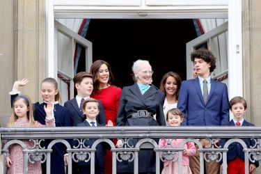 La reine Margrethe II de Danemark avec ses huit petits-enfants, son fils le prince Joachim et ses belles-filles les princesses Mary et Marie à Copenhague, le 16 avril 2018