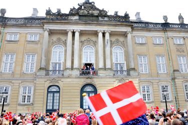 La foule réunie sur la place d&#039;Amalienborg à Copenhague, le 16 avril 2018, pour les 78 ans de la reine Margrethe II de Danemark