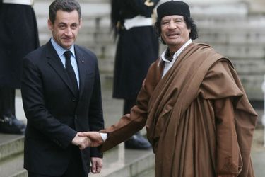 Nicolas Sarkozy accueille Mouammar Kadhafi à l'Elysée, le 10 décembre 2017.
