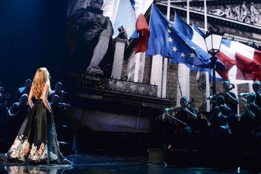 Céline Dion rend hommage aux victimes des attentats de Paris, le 22 novembre 2015.
