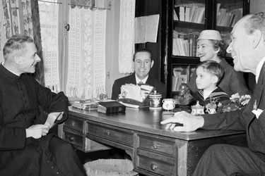Olivia de Havilland avec son mari Pierre Galante lors de leur mariage en 1955