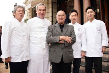 Le chef Paul Bocuse, entouré d'Hiroyuki Hiramatsu, Jean Fleury, Yoshiki Ito et Elji Sato, en février 2007.