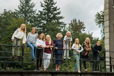 L&#039;ex-reine Beatrix des Pays-Bas avec ses petits-enfants, à l&#039;automne 2017. Photo diffusée pour ses 80 ans, le 31 janvier 2018
