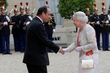 La reine Elizabeth II avec un sac Launer à Paris, le 6 juin 2014