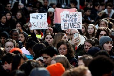 Des étudiants de Manhattan protestent devant leur lycée, le 14 mars 2018