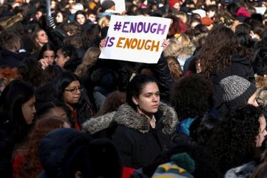 Des étudiants de new-yorkais protestent devant leur lycée, le 14 mars 2018