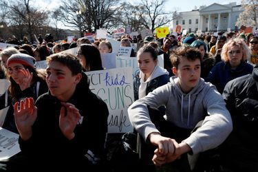 Des étudiants devant la Maison Blanche à Washington le 14 mars 2018