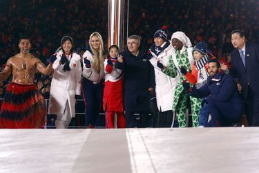 Plusieurs sportifs, dont Martin Fourcade, Lindsey Vonn ou encore Pita Taufatofua ont été invités par Thomas Bach dans le stade olympique pour remercier le peuple coréen.