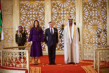 La reine Rania et le roi Abdallah II de Jordanie avec le prince Mohammed bin Zayed Al-Nahyan à Abu Dhabi, le 7 février 2018