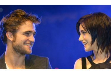 Sans parler de Kristen Stewart et Robert Pattinson! Depuis le premier volet de Twilight, le public aimerait que le couple qu'ils forment dans le film soit réel. La rumeur ne cesse de les dire amoureux, de traquer leur moindre regard ou sourire évocateur. Mais les deux jeune acteurs démentent. 