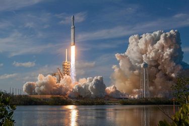 15 h 45, le 6 février : départ de la Falcon Heavy depuis la base de Cap Canaveral, en Floride. 