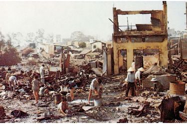 Des civils errent dans les rues détruites de Saigon. 