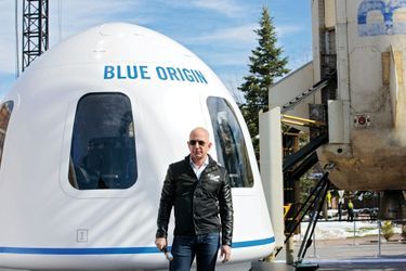 Jeff Bezos, le fondateur d’Amazon et de Blue Origin, concurrent de SpaceX. La veille du lancement, il écrit sur Twitter : « Bonne chance avec le décollage de la Falcon Heavy demain – je vous souhaite un beau vol, sans encombre ! »