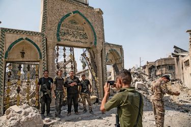 30 juin 2017. Des soldats posent devant la mosquée Al-Nouri, le symbole de Daech détruit.