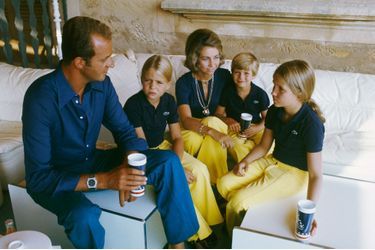 Vacances en famille au Palais de Marivent, à Palma de Majorque, en octobre 1974, avec la reine Sophie et leurs trois enfants, Cristina, 9 ans, Felipe, 6 ans, et Elena, 11 ans. 
