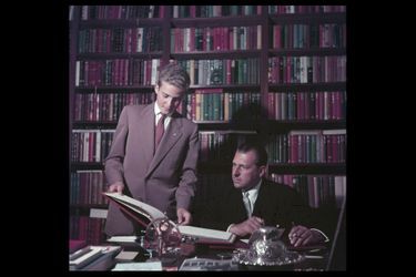 Août 1953, Estoril. Avec son père, le comte de Barcelone, dans la bibliothèque de la maison.