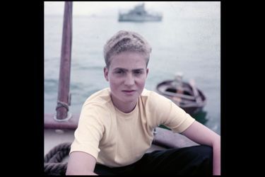 En juillet 1953, le jeune prince des Asturies, 15 ans, à la barre de son bateau, « Saltillo », à Estoril (Portugal). Pensionnaire en Espagne, il ne voit sa famille que pendant les vacances.