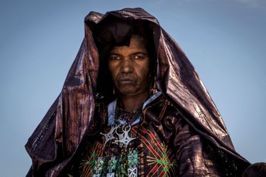 Femme touareg dans une tenue traditionnelle.