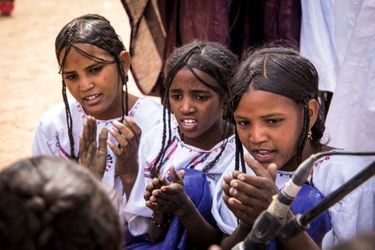 Jeunes filles touareg accompagnant le tendé en chantant.