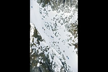 e téléphérique de l’aiguille du Midi, ces skieurs chevronnés, dont deux membres du PGHM, accèdent à la vallée Blanche par la brèche Puiseux, le 30 janvier.