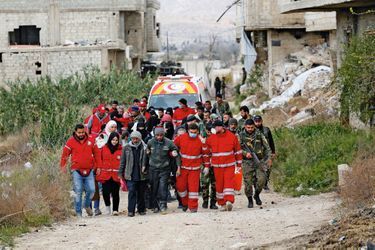30 mars. Blessés et malades quittent Douma (nord de la Ghouta) par le corridor de Wafidin, escortés par le Croissant-Rouge. 
