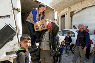 Elise Boghossian, une humanitaire française d’Elise Care, distribue des kits de première urgence aux réfugiés. 