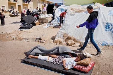 Les humanitaires qui soignent les blessés au camp de Hargelleh déplorent le manque de médecins et de médicaments.