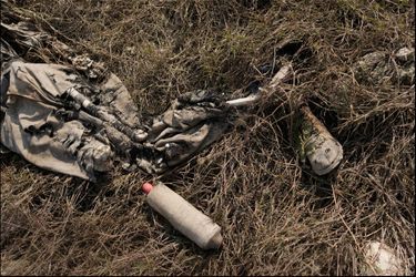 Sur la rive du Tigre, le cadavre décomposé par le fleuve d’un combattant anonyme. Une gourde isotherme laisse penser qu’il a été tué en été, à la fin des combats.