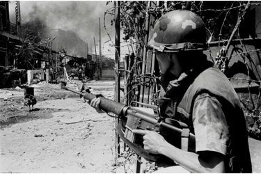 Un soldat sud-vietnamien en pleine guérilla urbaine.