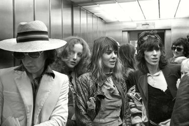 Mick Jagger, Anita Pallenberg et Keith Richardsà l'hôtel Kalastajatorppa de Helsinki en 1970.