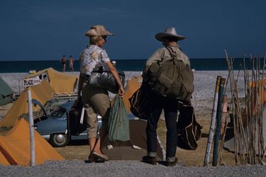 Côte d'Azur, 1958 : un jeune couple de touristes, chapeaux vissés sur la tête.
