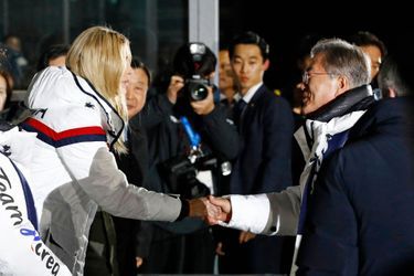 Ivanka Trump serre la main du président sud-coréen Moon Jae-in à la cérémonie de clôture des JO d&#039;hiver