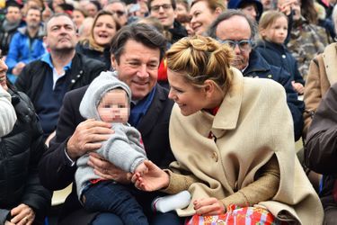 Christian Estrosi, son épouse Laura Tenoudji et leur fille Bianca samedi à la première bataille de fleurs du Carnaval de Nice. 