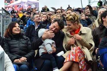 Christian Estrosi, son épouse Laura Tenoudji et leur fille Bianca samedi à la première bataille de fleurs du Carnaval de Nice. Denise Fabre est à leurs côtés. 