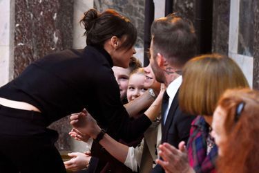 Victoria Beckham embrasse sa famille au premier rang de son défilé pendant la Fashion Week