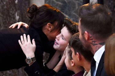 Victoria Beckham embrasse son fils Cruz au premier rang de son défilé pendant la Fashion Week